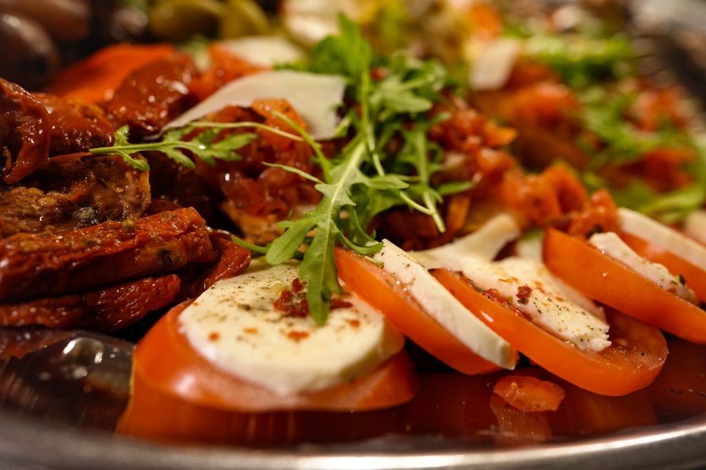 salad, tomatoes, mozarella